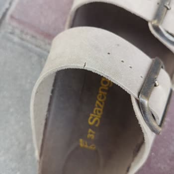 Slazenger Terliğimi Yırtıldı Birkaç Yerinden Deforme Oldu