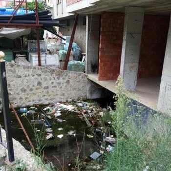 Arsin Belediyesi İnşaat Halindeki Binanın Altı Su Çöplük Olmuş