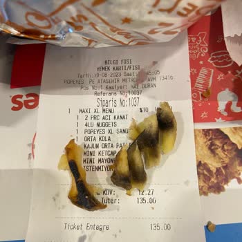 Popeyes Patates Simsiyah Veriyor