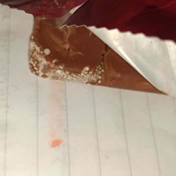 Ülker Caramio Üzerinde Beyaz Mantarımsı Lekeler