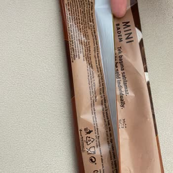 Magnum Mini Dondurmanın Çikolata Kısmında Kıl Çıktı.