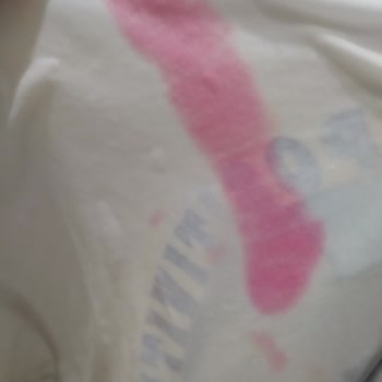 T-shirt Domestos İle Pembeleşti