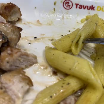 Tavuk Dünyası İçinden Böcek Çıktı