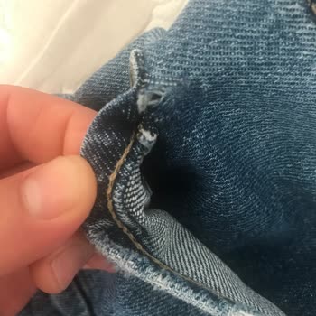 Mavi Delik Oluşan Jean