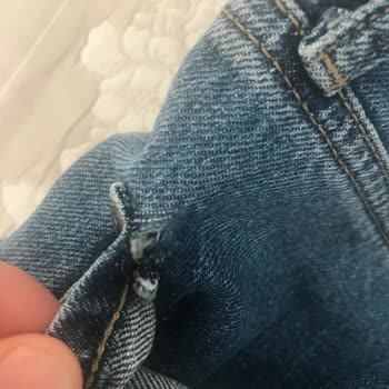 Mavi Delik Oluşan Jean