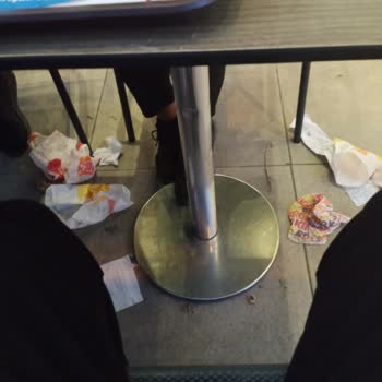 Burger King Metal Sandalyeler Oturum Alanları
