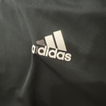 Adidas T-shirt Amblem Silinmesi