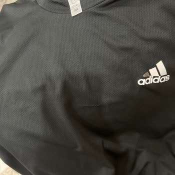 Adidas T-shirt Amblem Silinmesi