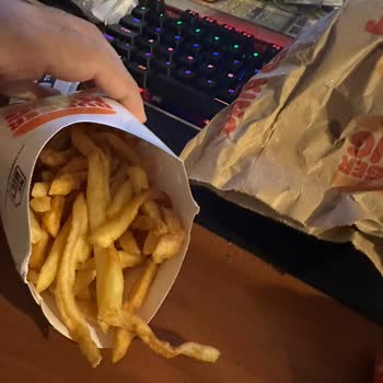 Burger King Şehremini Bayat Patatesler Yolluyorlar.