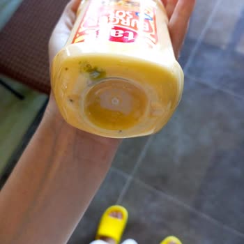 Tat Gıda Burger Sos İçerisinde Yeşil Bir Şey