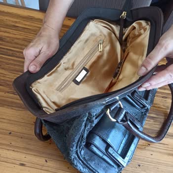 Vakko Deri Çanta Durduğu Yerde Paramparça Oldu