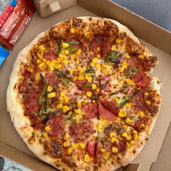 Domino's Pizza Kenarından Koparılmış Pizza