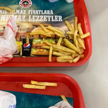 Saloon Burger Lezzetsizlik Ve Kalitesizlik