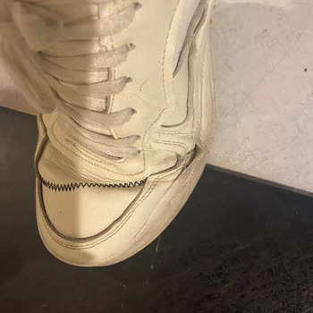 Guess Ayakkabılarda Açılma Var