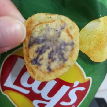 Lays Paketten Çıkan Cips Mor Renk Boyalı.