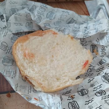 Packet Burger 3 Adet Hamburger Ve İçinde Ekmek Ve Yeşillikler Bozuk