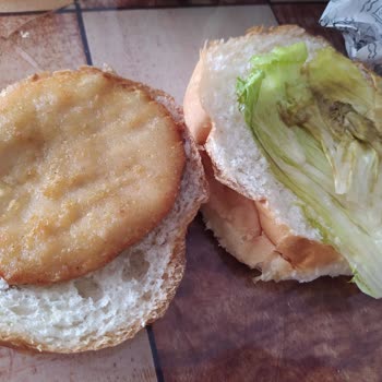 Packet Burger 3 Adet Hamburger Ve İçinde Ekmek Ve Yeşillikler Bozuk