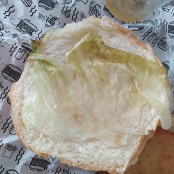 Packet Burger 3 Adet Hamburger Ve İçinde Ekmek Ve Yeşillikler Bozuk