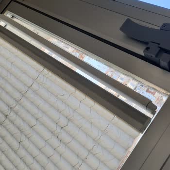 Plicell Perde Yapışkanlı Olduğu İçin Sürekli Çıkıyor