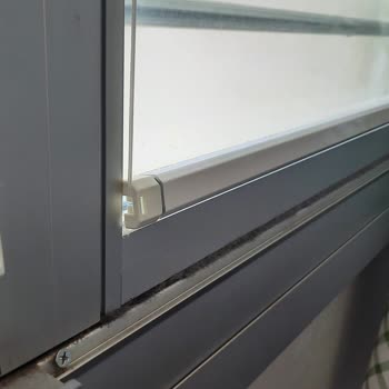 Plicell Perde Yapışkanlı Olduğu İçin Sürekli Çıkıyor