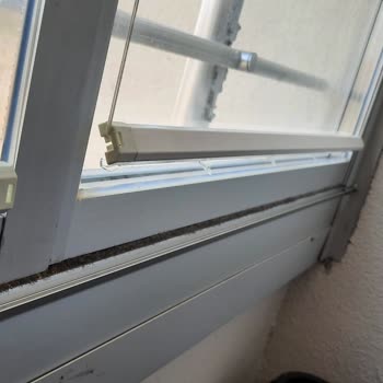 Plicell Perde Yapışkanlı Olduğu İçin Sürekli Çıkıyor