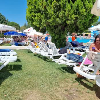 Büyük Anadolu Otel Şezlong Yanı Şemsiye