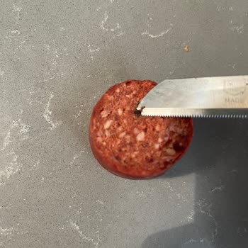 Güler Sucuğun İçinden Metal Parça