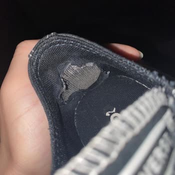 Converse Ayakkabı Eski Olmamasına Rağmen Yırtıldı