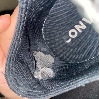 Converse Ayakkabı Eski Olmamasına Rağmen Yırtıldı
