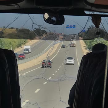 Metro Turizm Otobüsün Camı Patladı