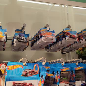 Çalışanlar Hot Wheels Ürünleri Topluyor
