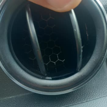 Dacia Duster Kalorifer Izgarası Çatlakları