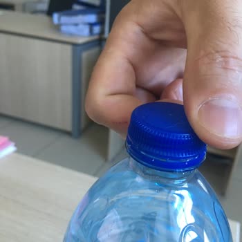 Abant Su Doğal Kaynak Suyu Şişesi Elimi Kesti