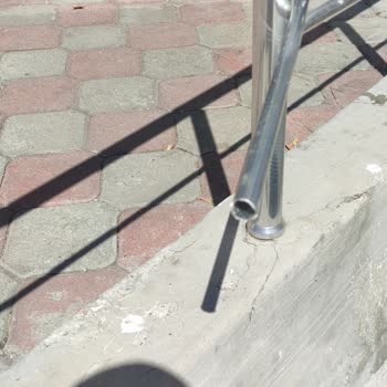 BİM Kapılarında Ki Ucu Açık Demir Kafamı Çizdi Umurlarında Olmadı