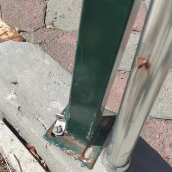 BİM Kapılarında Ki Ucu Açık Demir Kafamı Çizdi Umurlarında Olmadı