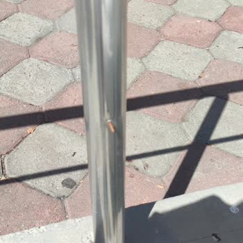 BİM Kapılarında Ki Ucu Açık Demir Kafamı Çizdi Umurlarında Olmadı