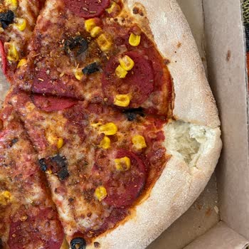 Domino's Pizza Pişmemiş Ve Aşırı Kalın Hamuru Vardı