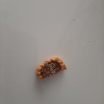 Eti Gıda Eti Burçak Sütlü Çikolatalı Bisküvisinde Küfe Benzer Şeyler Çıktı.