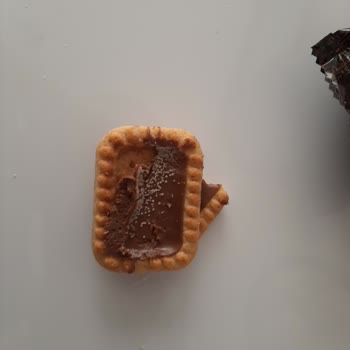 Eti Gıda Eti Burçak Sütlü Çikolatalı Bisküvisinde Küfe Benzer Şeyler Çıktı.