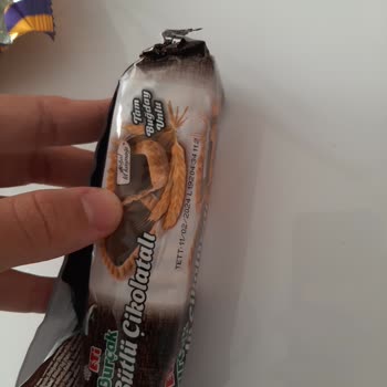 Eti Gıda Eti Burçak Sütlü Çikolatalı Bisküvisinde Küfe Benzer Şeyler Çıktı.