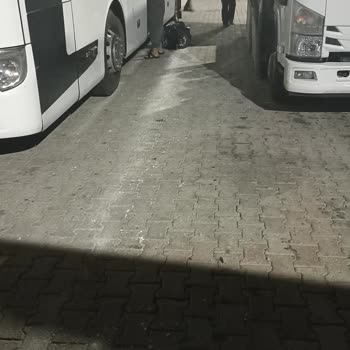 Özlem Batman Otobüsün Tesis Harici Durup Araca Pikaplarla Ürün Yüklemesi