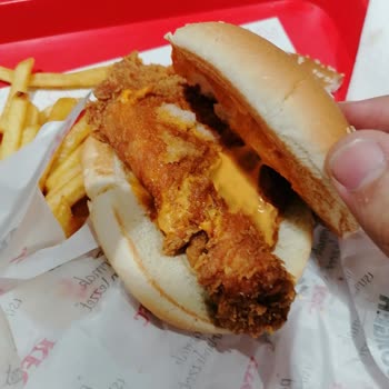 KFC Hamburgerlerine Eksik Malzeme Koyuyor