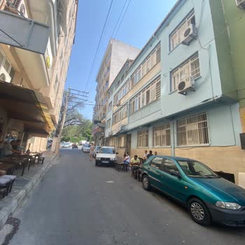 İzmir Büyükşehir Belediyesi Kaldırım Ve Bina Önü İşgali