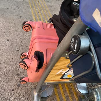 Pegasus Hasar Görmüş Kırılmış Bavul