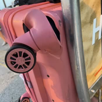 Pegasus Hasar Görmüş Kırılmış Bavul