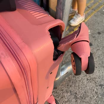 Pegasus Hasar Görmüş Kırılmış Bavul