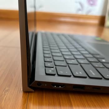 Dell Bilgisayar Vostro14 Ekran Kenarındaki Plastik Kısmın Kalkması