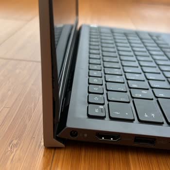 Dell Bilgisayar Vostro14 Ekran Kenarındaki Plastik Kısmın Kalkması