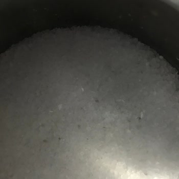 Saygın Gıda İçinde Siyahlıklar Olan Tuz