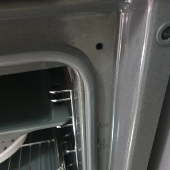 Bosch HBJ558YB0T Fırın Tepsisi Emayesi Atması